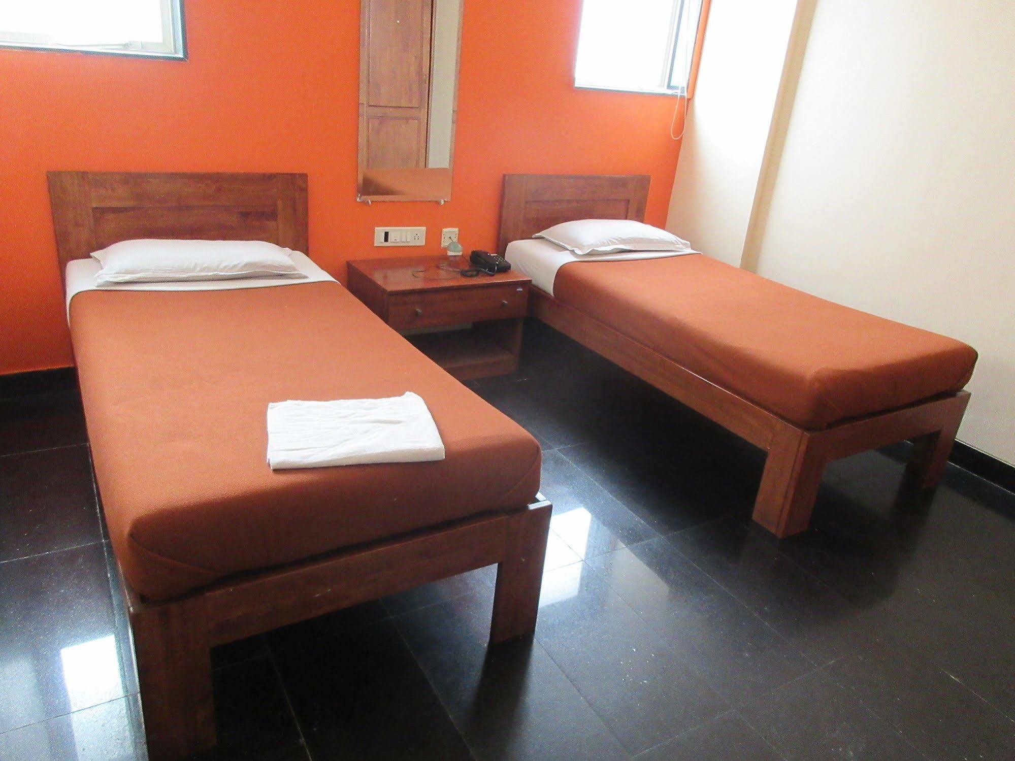 Hotel Q Deck Mumbai Dış mekan fotoğraf