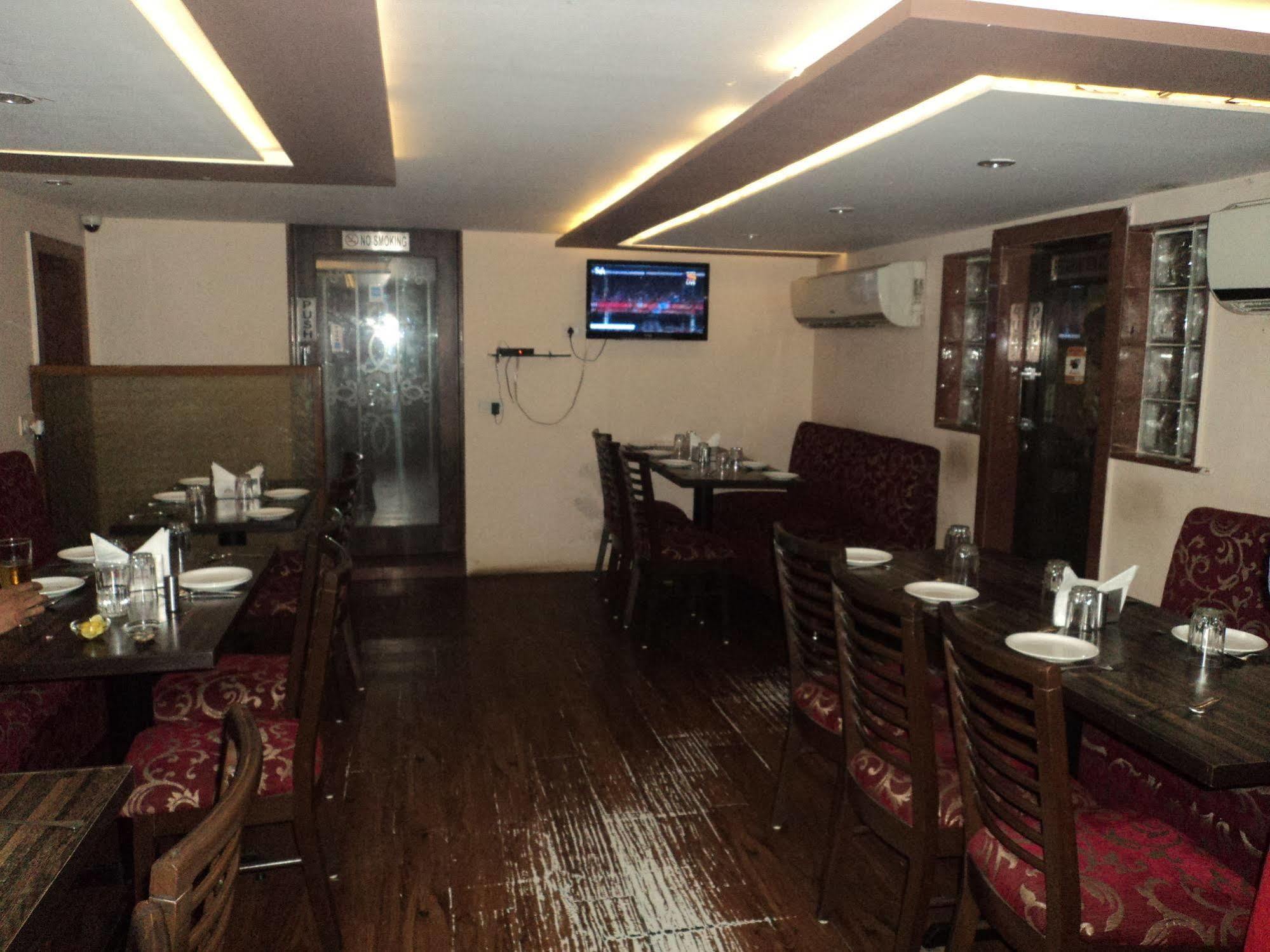 Hotel Q Deck Mumbai Dış mekan fotoğraf